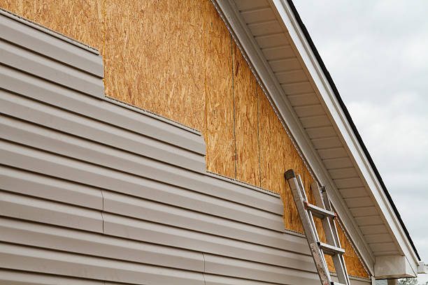 Professional Vinyl Siding technician working in North Bend, WA